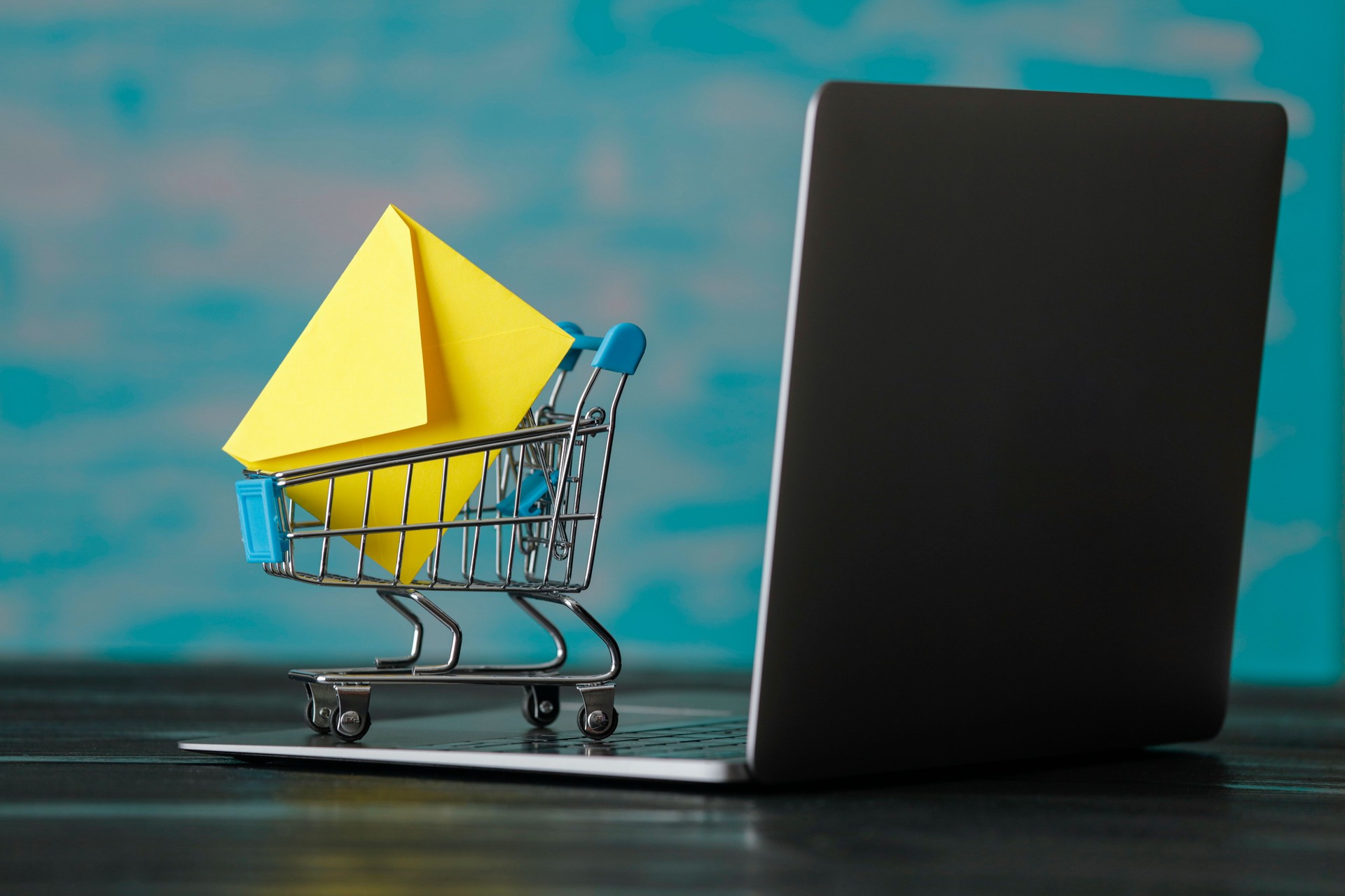 Yellow envelope on shopping cart